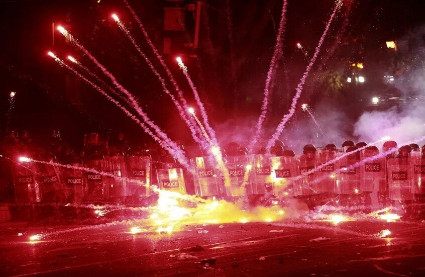 الاتحاد الأوروبي يهدد جورجيا بعواقب سلبية بسبب الإجراءات لوقف الاضطرابات