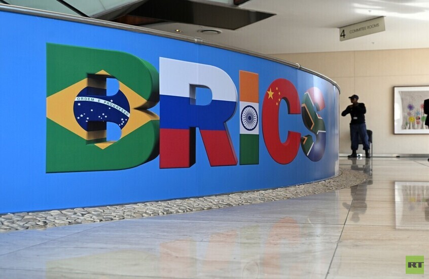 ضابط مخابرات أمريكي سابق يعلق على تهديدات ترامب لدول "بريكس"