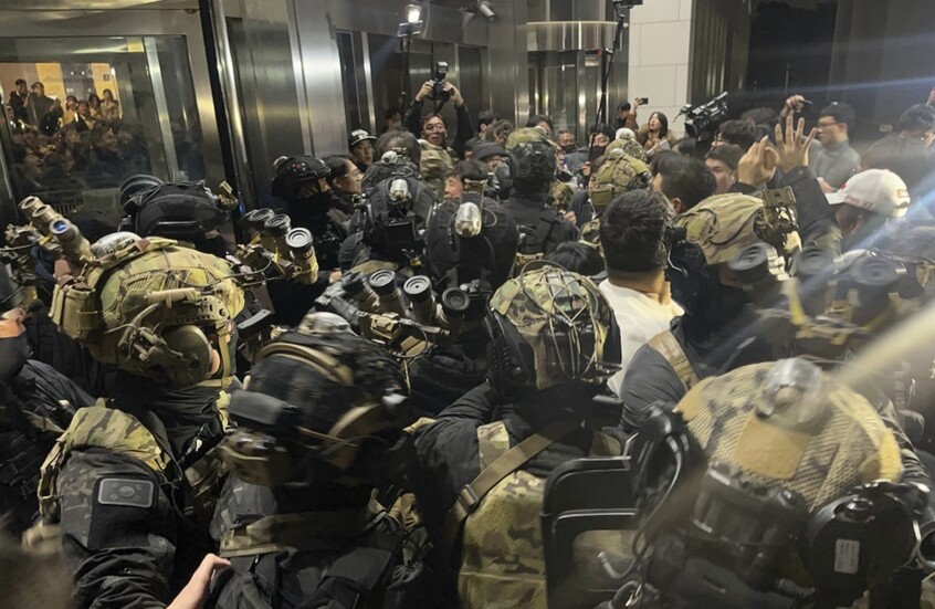 قوات قيادة الأحكام العرفية في كوريا الجنوبية تحاول اختراق مبنى البرلمان والمدنيون يمنعونهم (فيديو)
