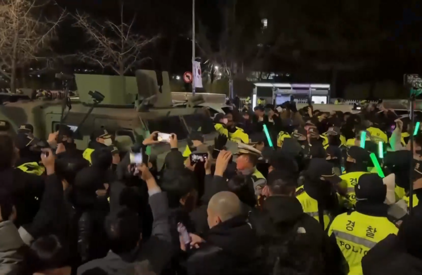 المدنيون يعيقون مرور مركبات عسكرية حاولت مغادرة المنطقة القريبة من البرلمان الكوري الجنوبي