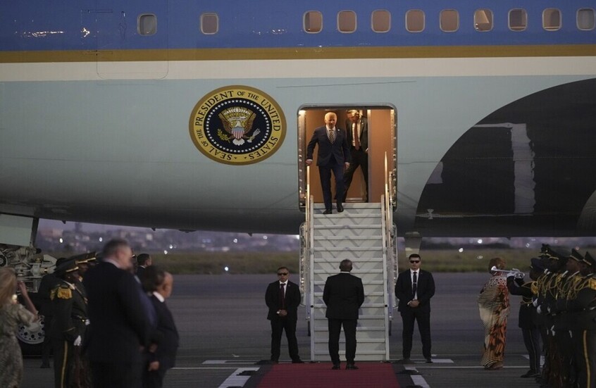 بايدن يتوه مجددا ويستعين بالرئيس الأنغولي لإكمال طريقه (فيديو)