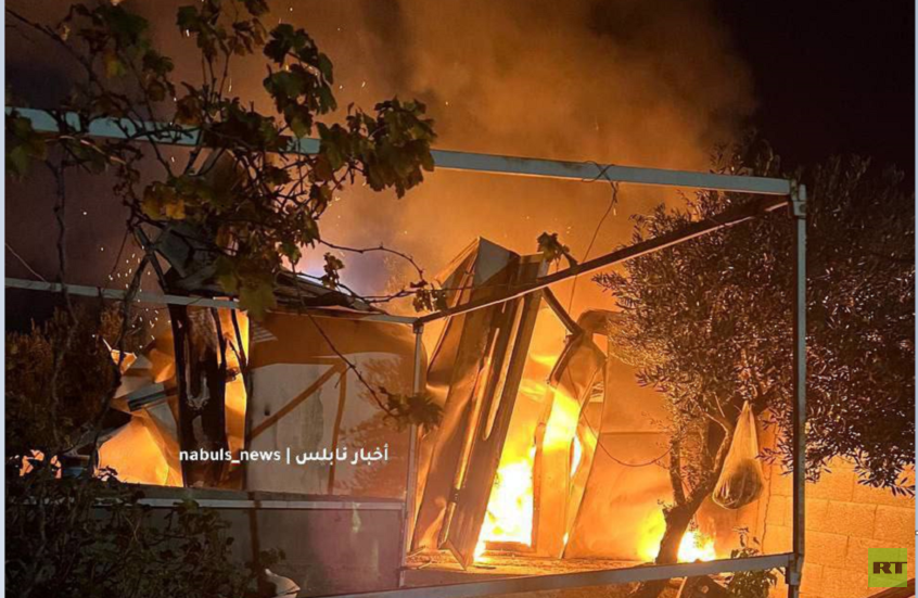 مستوطنون يحرقون منازل فلسطينيين غرب بيت فوريك في نابلس