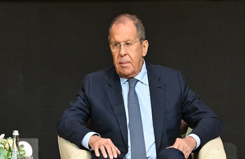 "تحلوا بالصبر!".. زاخاروفا تنشر صورة لمقابلة تاكر كارلسون مع لافروف