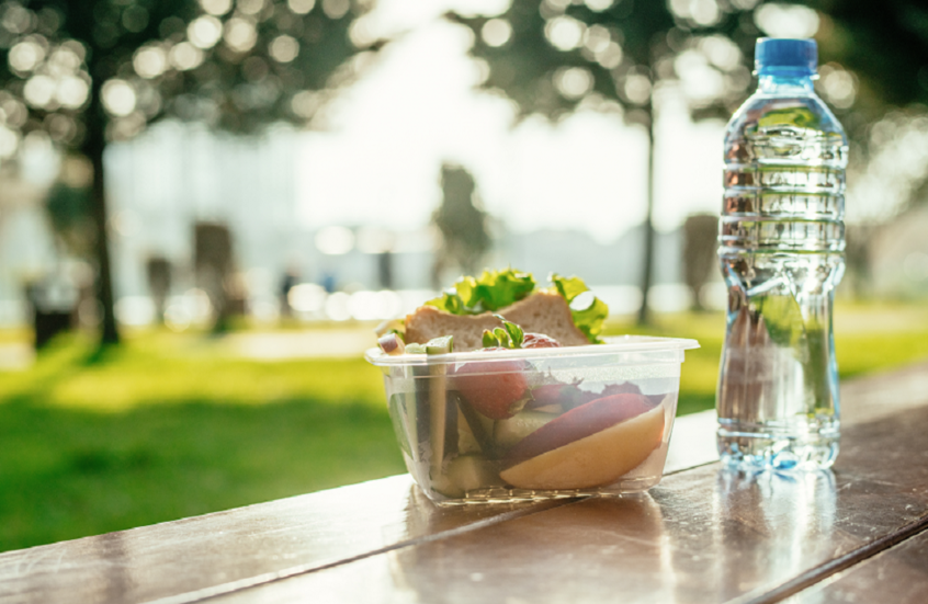 مخاطر إعادة استخدام عبوات المياه وحاويات الطعام البلاستيكية