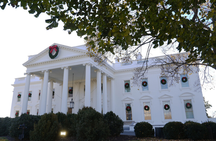 "بوليتيكو": مساعدو بايدن يناقشون احتمال عفوه عن بعض مسؤولي إدارته