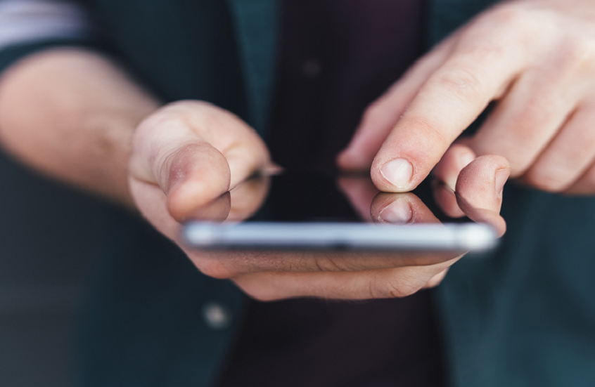 "الوضع الأحمر".. ميزة في "آيفون" تبهر المستخدمين!