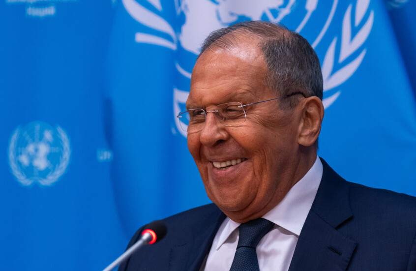 "حوار رائع مع دبلوماسي حقيقي".. مقابلة لافروف مع كارلسون تجذب ملايين المشاهدات وآلاف التعليقات