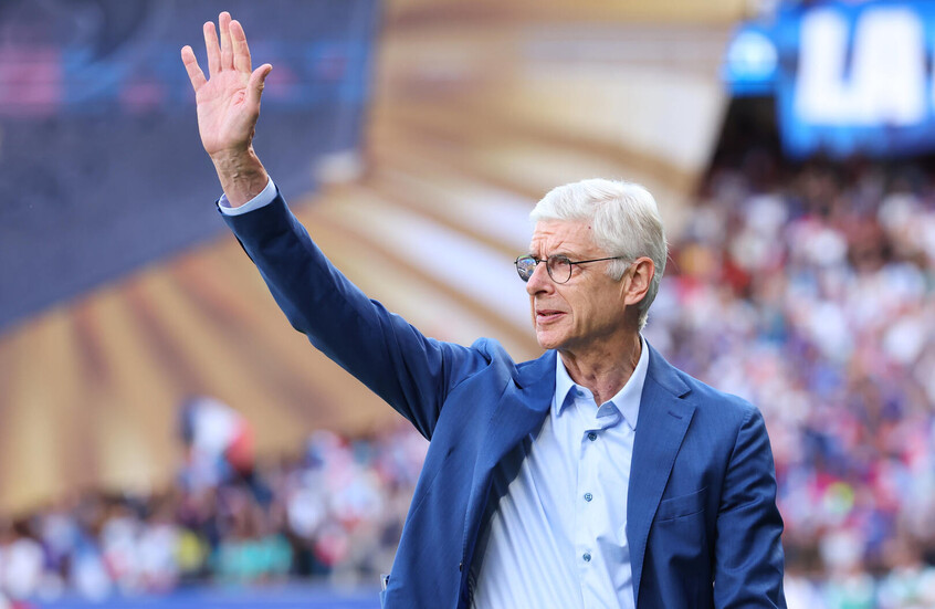 بالفيديو.. فينغر يتورط في رقصة محرجة مع مطربة لاتينية أثناء قرعة المونديال