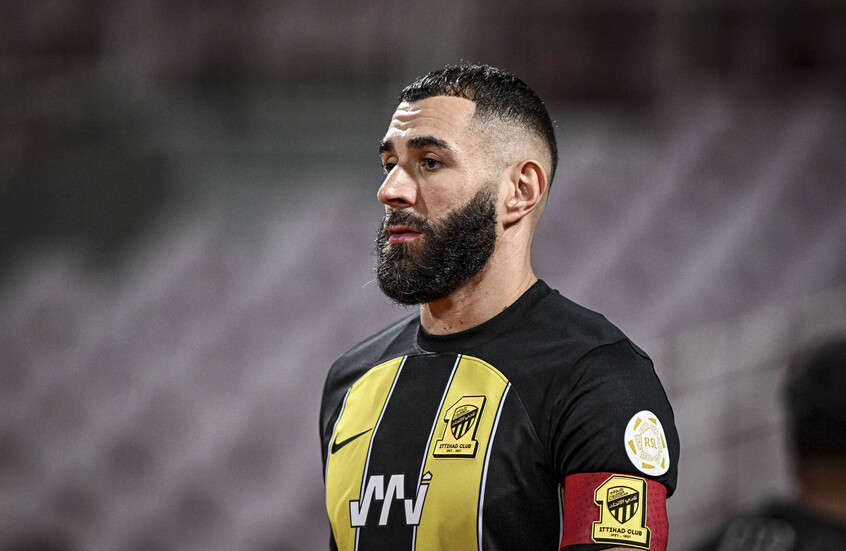 قبل مواجهة رونالدو.. بنزيما يستعد للكلاسيكو بـ"الحجامة" (صورة)