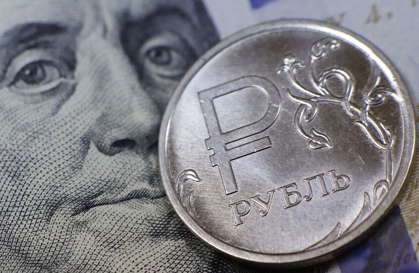 سعر صرف الدولار ينخفض إلى أقل من 100 روبل