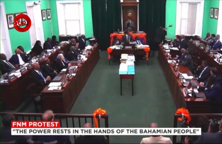 إلقاء صولجان تذكاري من نافذة برلمان جزر الباهاما