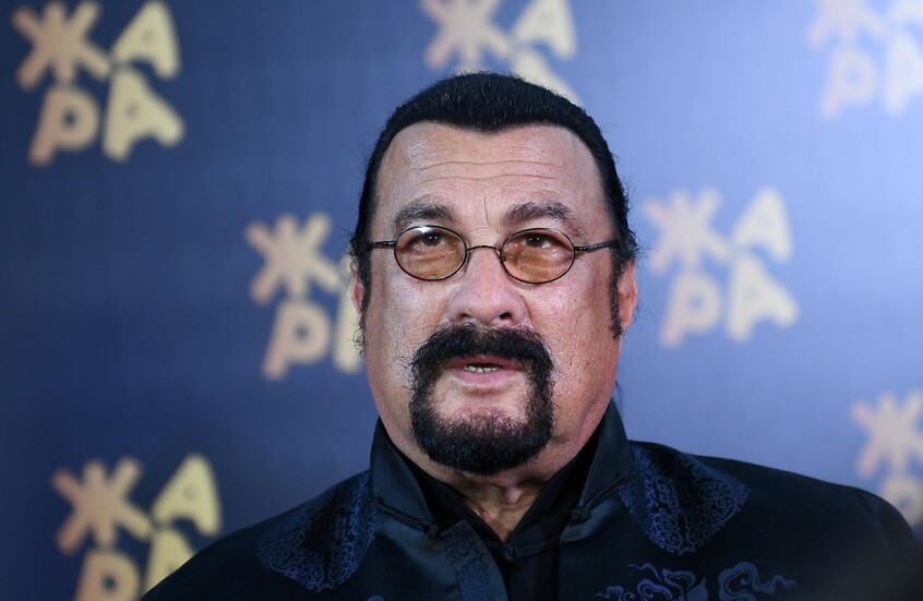 ستيفن سيغال يتمنى للشعب الروسي النصر في العام الجديد