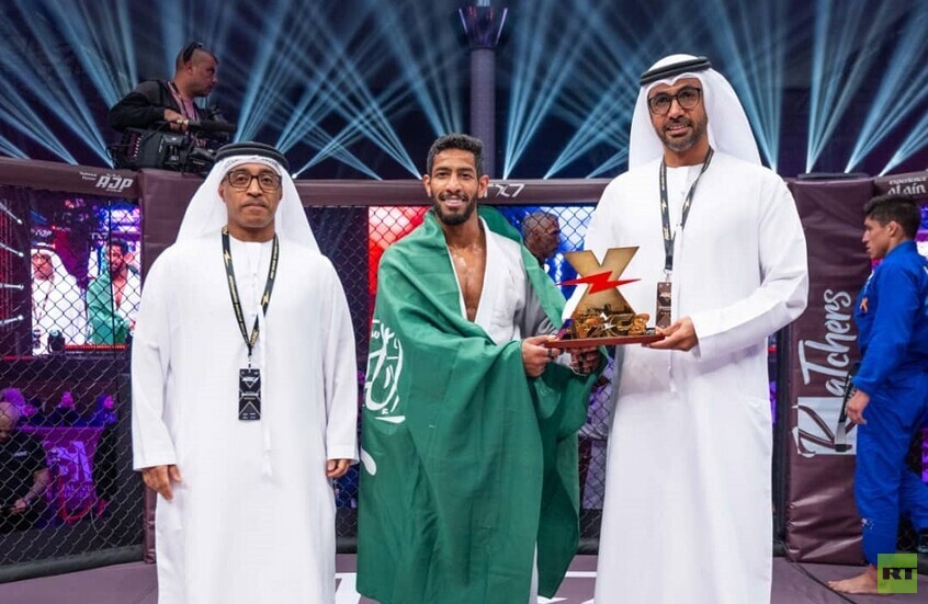 أول سعودي يعتلي منصة تتويج بطولة أبوظبي إكستريم