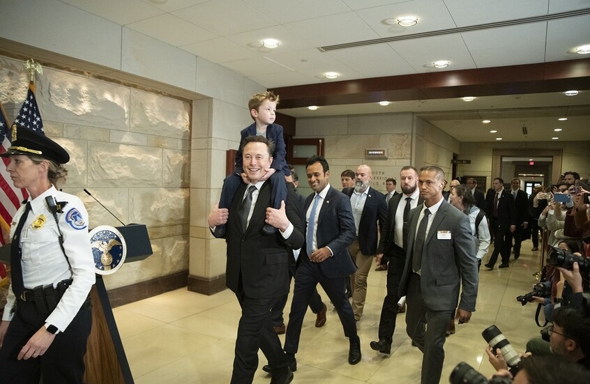 هل يقتحم عالم كرة القدم بثروته الطائلة؟.. عرض فريق "غريب" على إيلون ماسك للاستثمار فيه