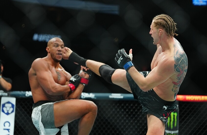 شاهد.. رد فعل المقاتل الروسي العملاق فولكوف على قرار مثير للجدل للحكام