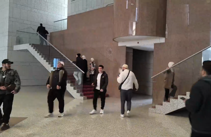 اقتحام  قصر الشعب في دمشق ونهب محتوياته