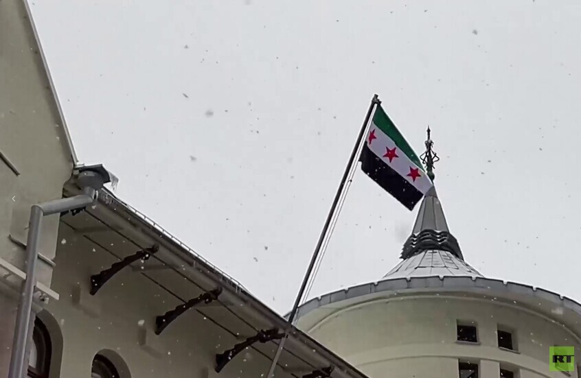 السفارة السورية بموسكو تعمل بشكل طبيعي وتم رفع العلم الجديد على ساريتها (فيديو)