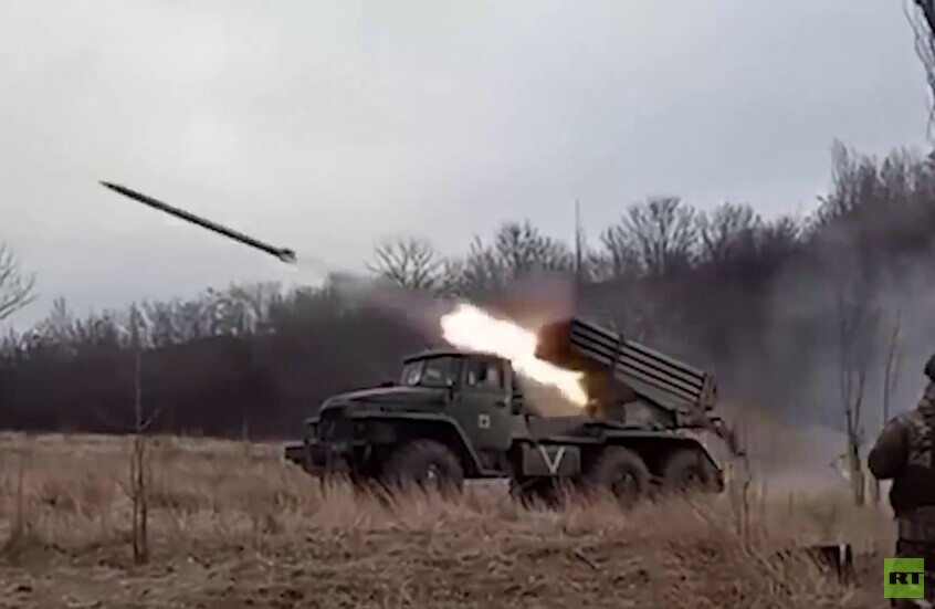 أطقم راجمات صواريخ "غراد" توجه ضربات دقيقة لمواقع أوكرانية