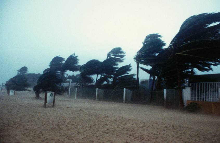 إعصار "القنبلة" يهدد الساحل الشرقي الأمريكي