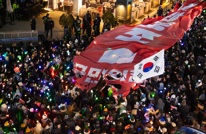 وسط مخاوف من الصدام.. مؤيدو ومعارضو عزل يون يتظاهرون بسيئول والشرطة تداهم المكتب الرئاسي مجددا