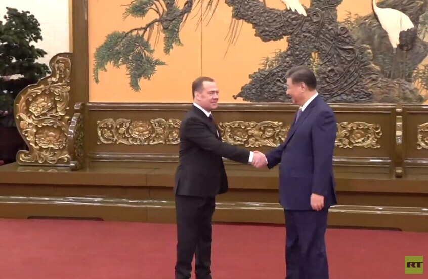 مدفيديف يلتقي الرئيس الصيني شي جين بينغ