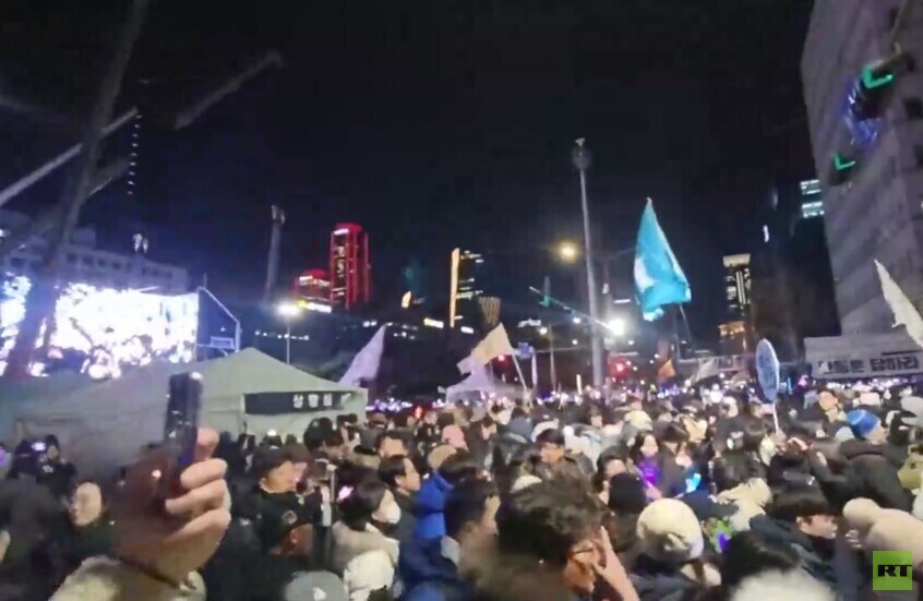 المعارضة الكورية تحتفل في شوارع سيئول بعد عزل الرئيس