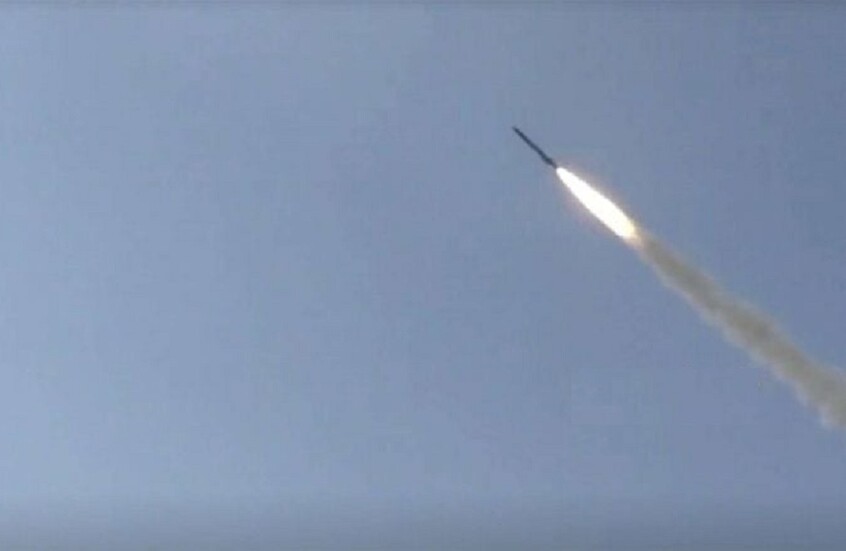 الحوثيون يعلنون ضرب هدف عسكري إسرائيلي بصاروخ باليستي فرط صوتي (فيديو)