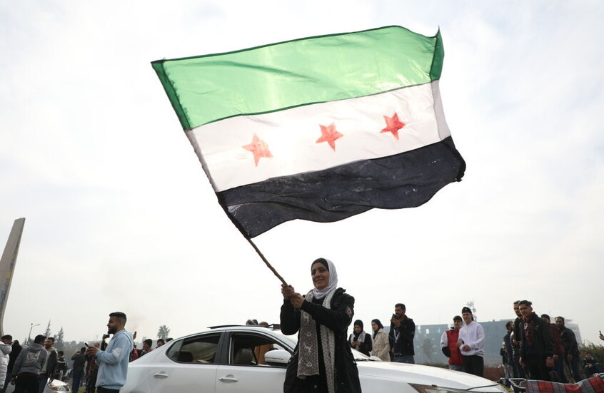 شركات تركية تنتج "علم الثورة السورية".. كم علما أنتجت وكم طلبا تلقت حتى الآن؟