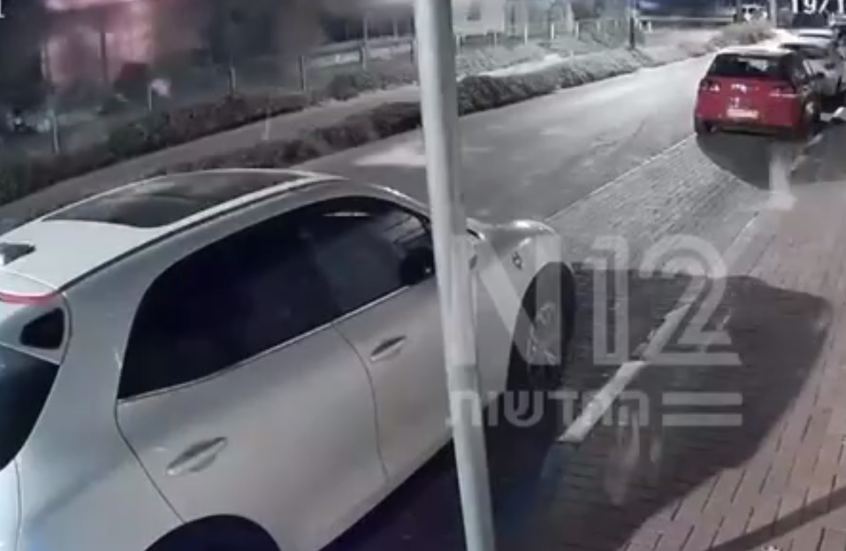 لحظة سقوط صاروخ أطلق من اليمن في بلدية رمات غان بتل أبيب