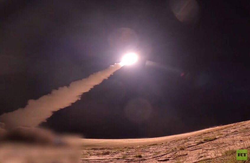 الحوثيون يعرضون مشاهد لإطلاق صاروخين فرط صوتيين على هدفين عسكريين إسرائيليين في يافا (فيديو)