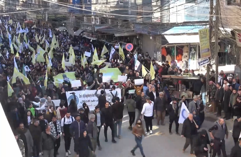 آلاف الأكراد يدعون إلى وحدة سوريا ويطالبون بحمايتهم