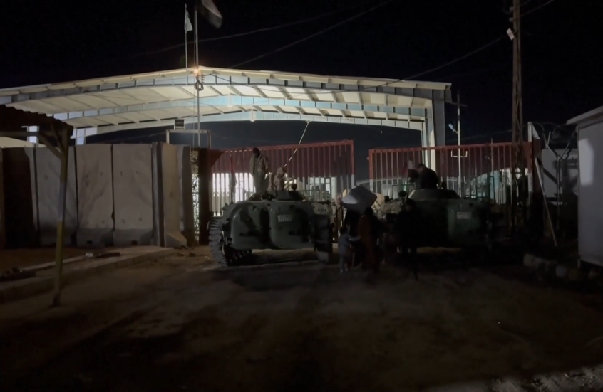 عائلات لبنانية وعسكريون سوريون يعودون إلى سوريا عبر معبر حدودي مع العراق