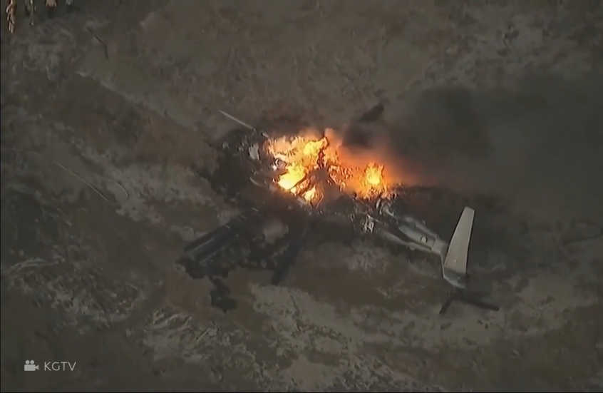 شاهد.. مروحية عسكرية تشتعل بعد هبوط اضطراري في كاليفورنيا