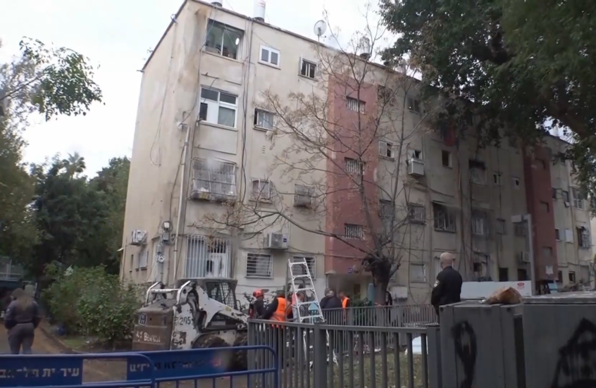 من داخل مبنى متضرر جراء سقوط صاروخ الحوثيين في تل أبيب