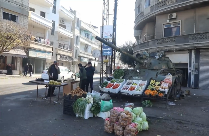شاهد.. دبابة تابعة للجيش السوري تتحول إلى دكان للخضروات والفواكه في حمص