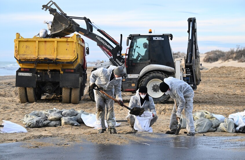 إعلان حالة الطوارئ في مدينة كيرتش بالقرم بعد تسرب المازوت من ناقلة غارقة