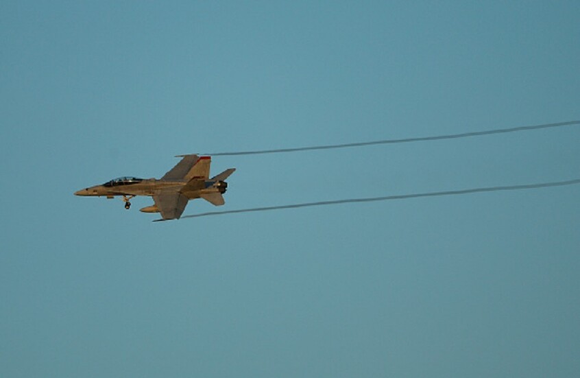 طراد أمريكي يسقط مقاتلة أمريكية عن طريق الخطأ فوق البحر الأحمر