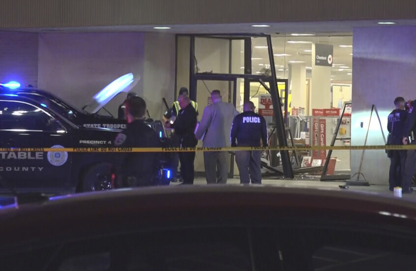 تصفية سائق هارب اقتحم مركزا تجاريا في تكساس (فيديو)