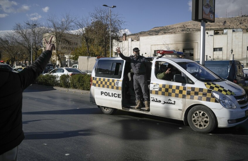 "بينها إعادة مسروقات من كنيسة والقبض على شبكة تزوير أموال".. عمليات أمنية للداخلية السورية (صور)