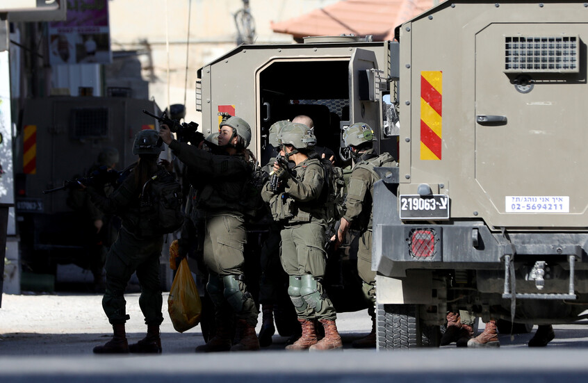الجيش الإسرائيلي يعلن اعتقال 18 مطلوبا ومصادرة أسلحة في عدة مناطق بالضفة الغربية