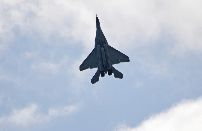 البحرية الأمريكية كادت أن تسقط  مقاتلة أخرى فوق البحر الأحمر