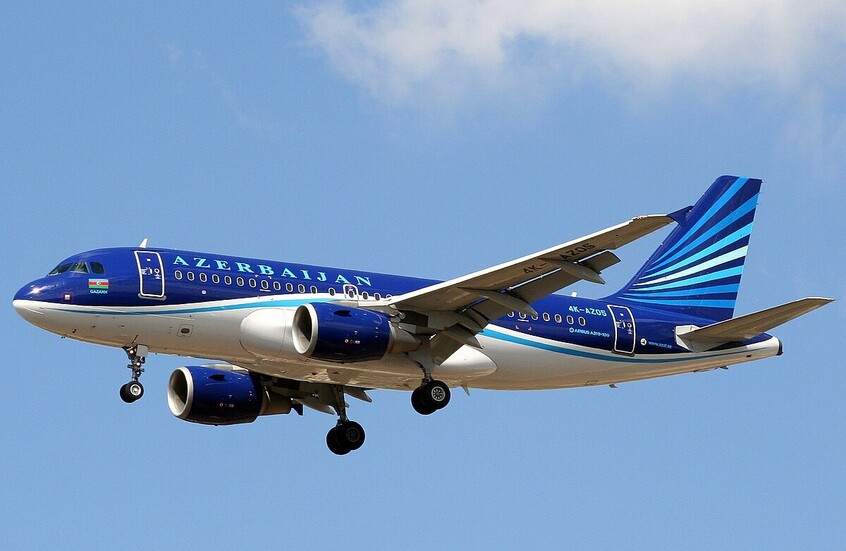 لحظة اصطدام طائرة تابعة للخطوط الجوية الأذربيجانية بالأرض وتحطمها