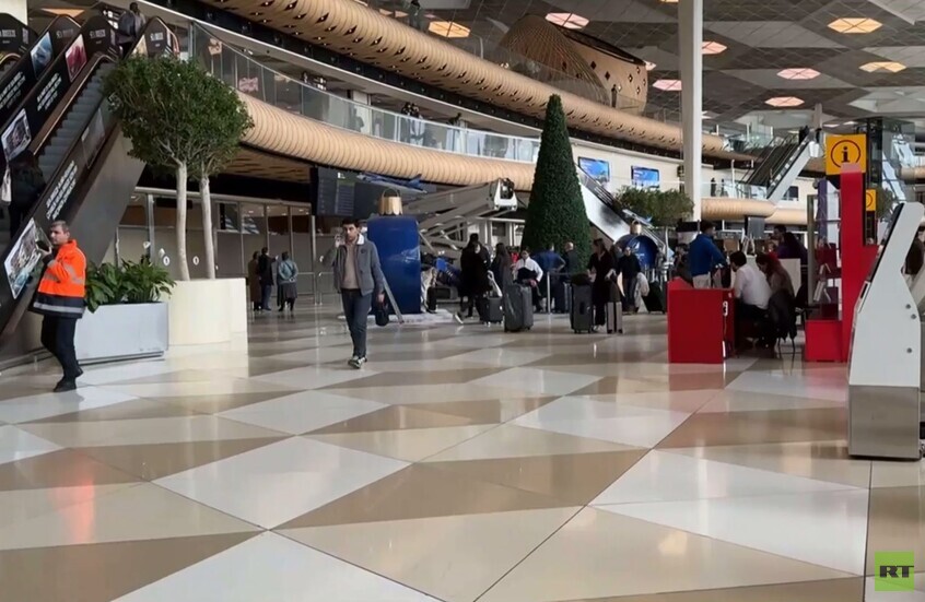 تفكيك شجرة عيد رأس السنة في مطار باكو