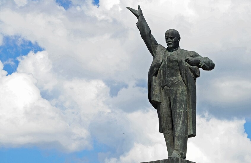 سلطات مدينة إيربيت الروسية تقرر نزع ملابس "ديد ماروز" عن تمثال لينين