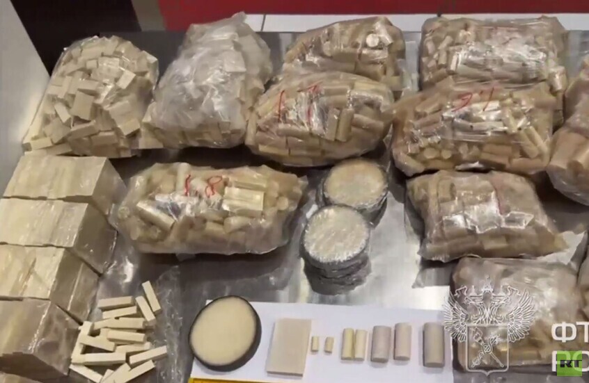 موسكو.. 40 كغم من أنياب الماموث في أمتعة مواطنٍ صيني في مطار شيريميتيفو