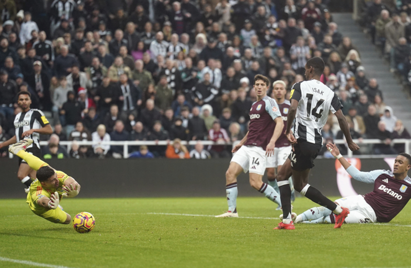 نيوكاسل يضرب أستون فيلا بثلاثية ويتقدم للمركز الخامس بالدوري الإنجليزي