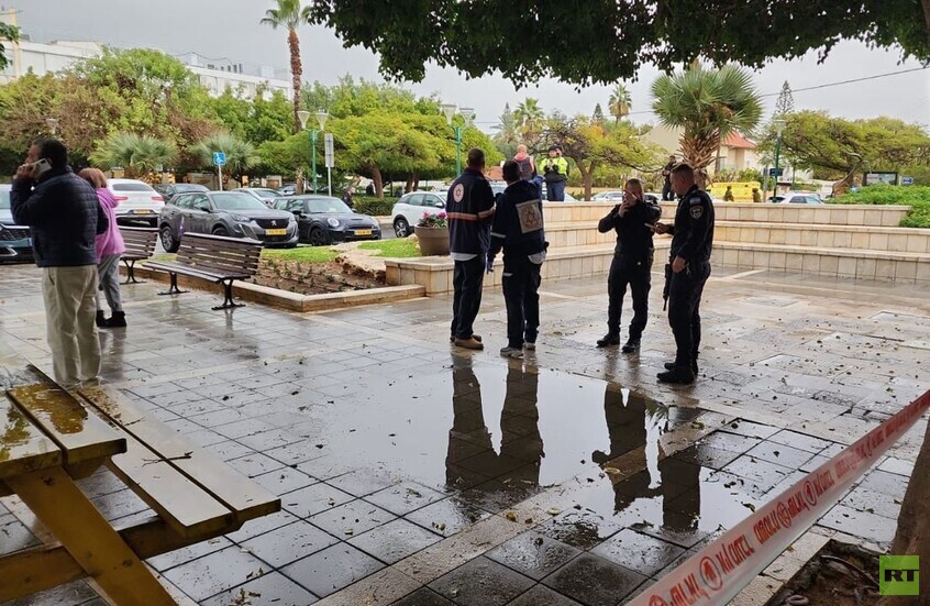 إعلام عبري: إصابة إسرائيلية بجروح حرجة في عملية طعن بهرتسليا وإطلاق النار على المنفذ