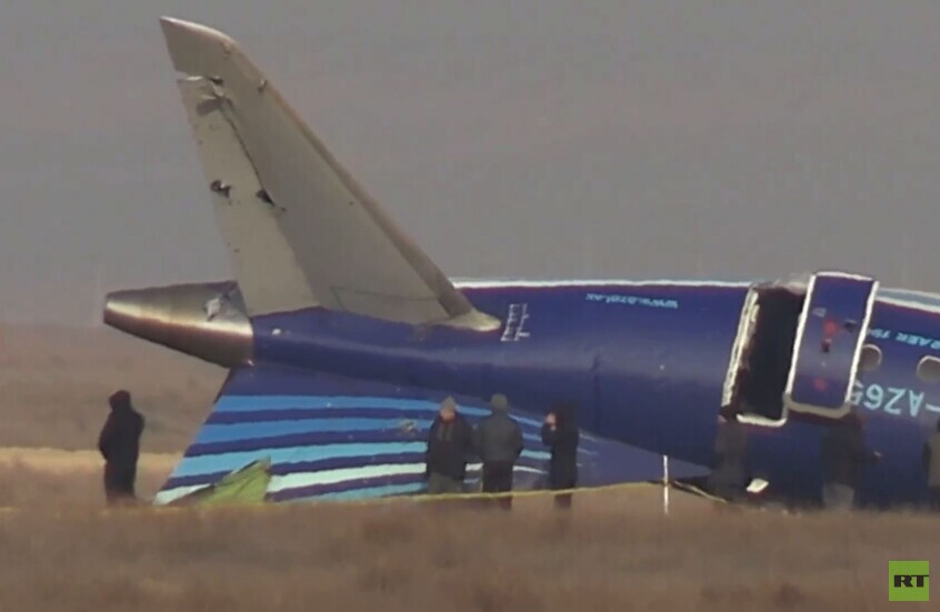 تواصل التحريات في موقع تحطم الطائرة الأذربيجانية في كازاخستان