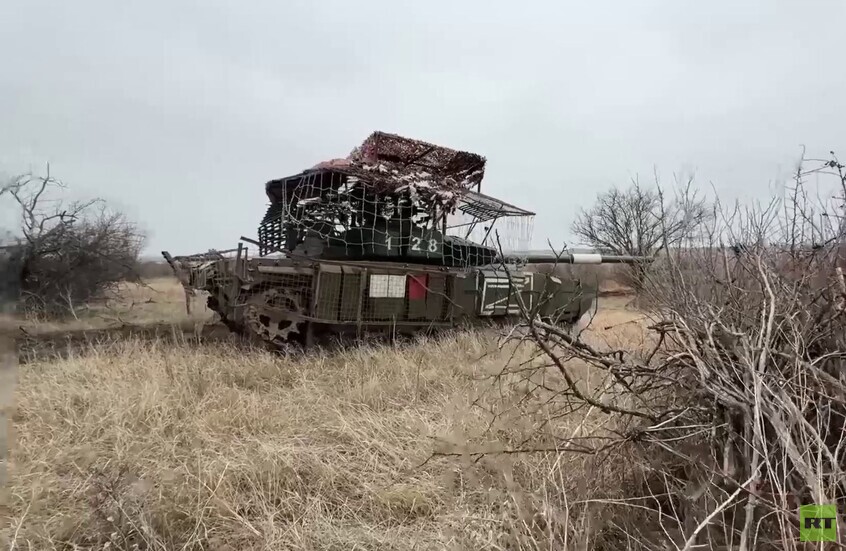 دبابات "T-80BVM" الروسية تدمر مواقع إطلاق النار الأوكرانية