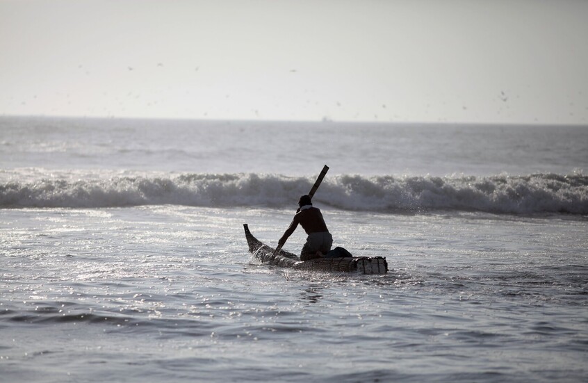 بيرو.. أمواج عاتية تضرب الساحل الشمالي وتتسبب بأضرار جسيمة (فيديو)
